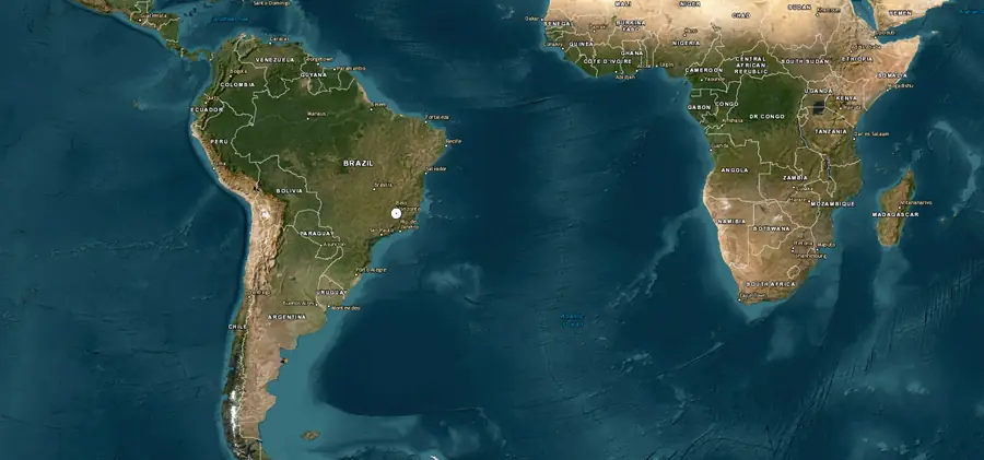 América do Sul, o Atlântico e a África em imagem de satélite, com Belo Horizonte marcada.