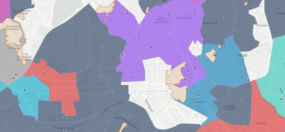 Recorte do mapa de Belo Horizonte no Tô de Olho: áreas coloridas pelo mais votado nos locais de votação, com os locais marcados como pontos.